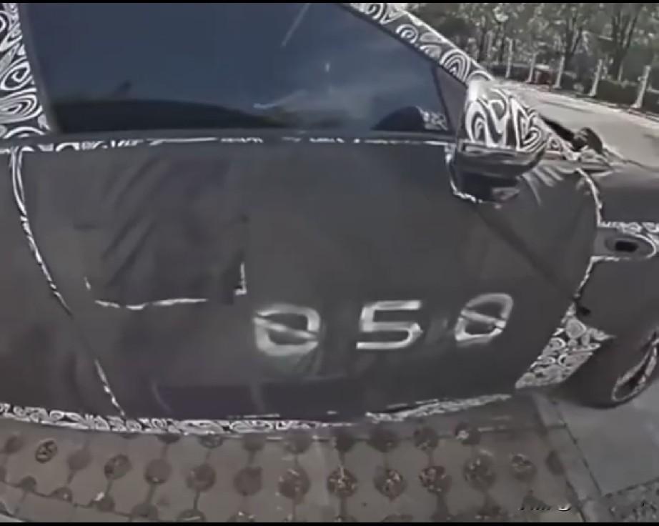曾在成都开讲小米SU7L长轴距轿车在道路测试中被发现！
原型车配备了后轮转向。侧面摄像头外壳已重新设计，车身新增了侧面雷达传感器。
SU7L是SU7的长轴距版本。加长的车身极大地改善了后排乘客空间，针对行政和高端家庭使用场景。升级的侧面感知硬件也暗示该车型将配备更强大的ADAS系统。