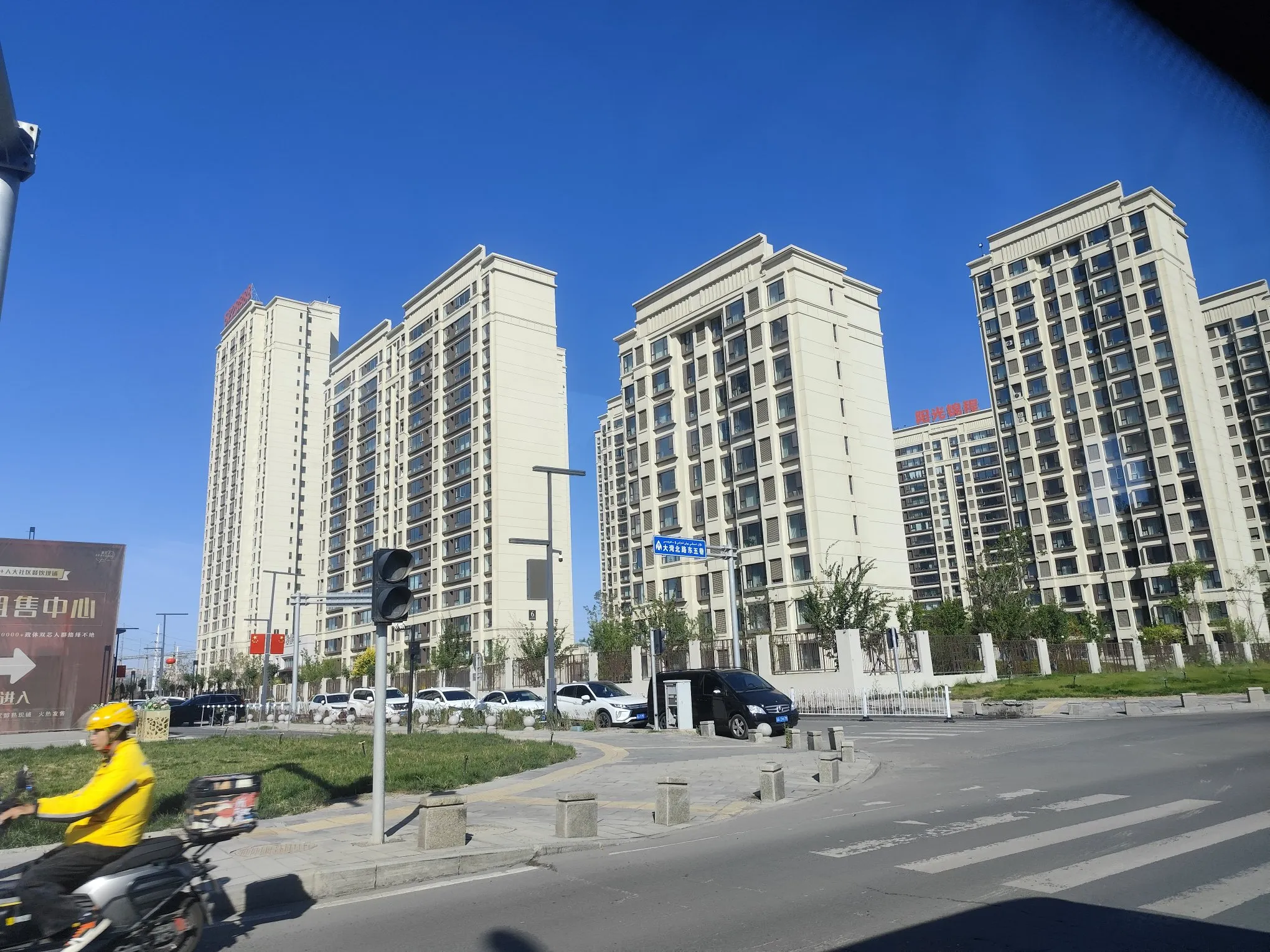 乌鲁木齐天山区阳光锦程小区居然还有带阳台的楼房，这在新疆实属罕