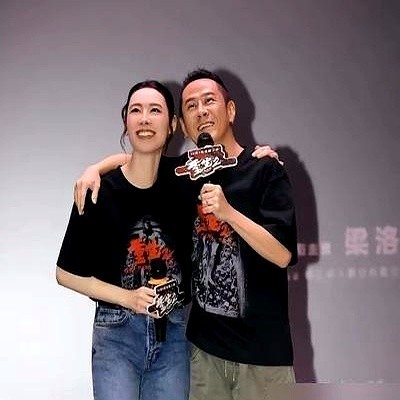 38岁生日这天，梁洛施大大方方晒出车内牵手照。

没有遮遮掩掩，戏拍完就和导演马浴柯并肩走红毯，私下碰面也毫不避嫌。一口气连轴转接下好几部戏，片场连轴转，眼角眉梢却全是松弛。

面对镜头，她直言对现在的日子满意极了。

不用向谁交代，也不再争给谁看。女人真正熬过那道坎，手里抓着事业，身边陪着对的人，