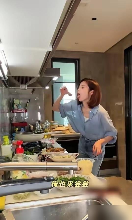付辛博台上全开麦又唱又跳，颖儿台下带着女儿盯完全场，连口水都没顾上喝。
这画面放在别人家叫秀恩爱，放他俩身上就是日常。颖儿在昆明拍戏，愣是租了房把女儿接过去，收工回来自己开火做饭。付辛博巡演，她跟场盯设备。颖儿做手术，他整宿不合眼守着。
外人老拿AA制说事儿，说他俩不像两口子。可你看这分工，一个
