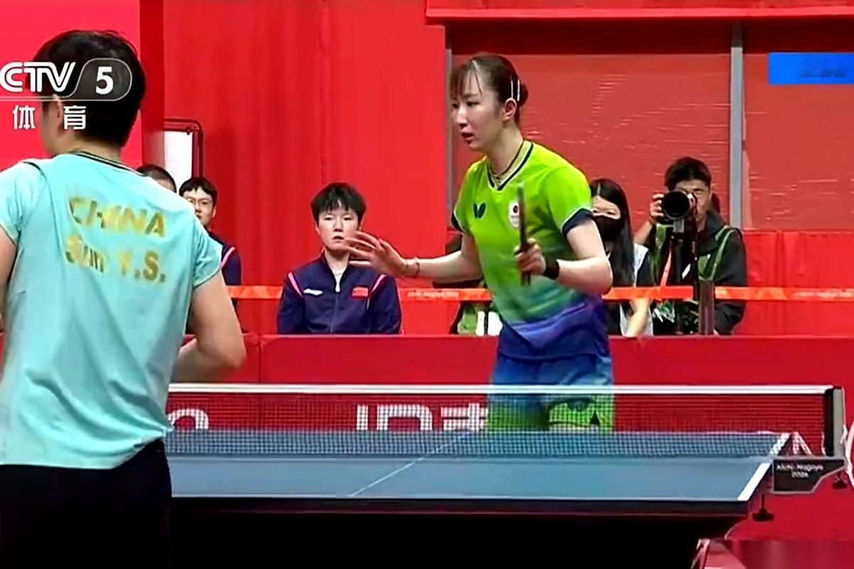 面对之前连赢过自己19次的孙颖莎，早田希娜在一场比赛里把上旋、下旋、侧旋、高抛外加反手发球全掏了出来，不停变换发球位置，结果没把对手打懵，反而自己打出了连击失误。
这场比赛孙颖莎最终以3比1拿下，达成了对早田希娜的第20次连胜。解说员高涵复盘时点出了其中的差别：早田知道正常打没有胜算，就只能在发球和