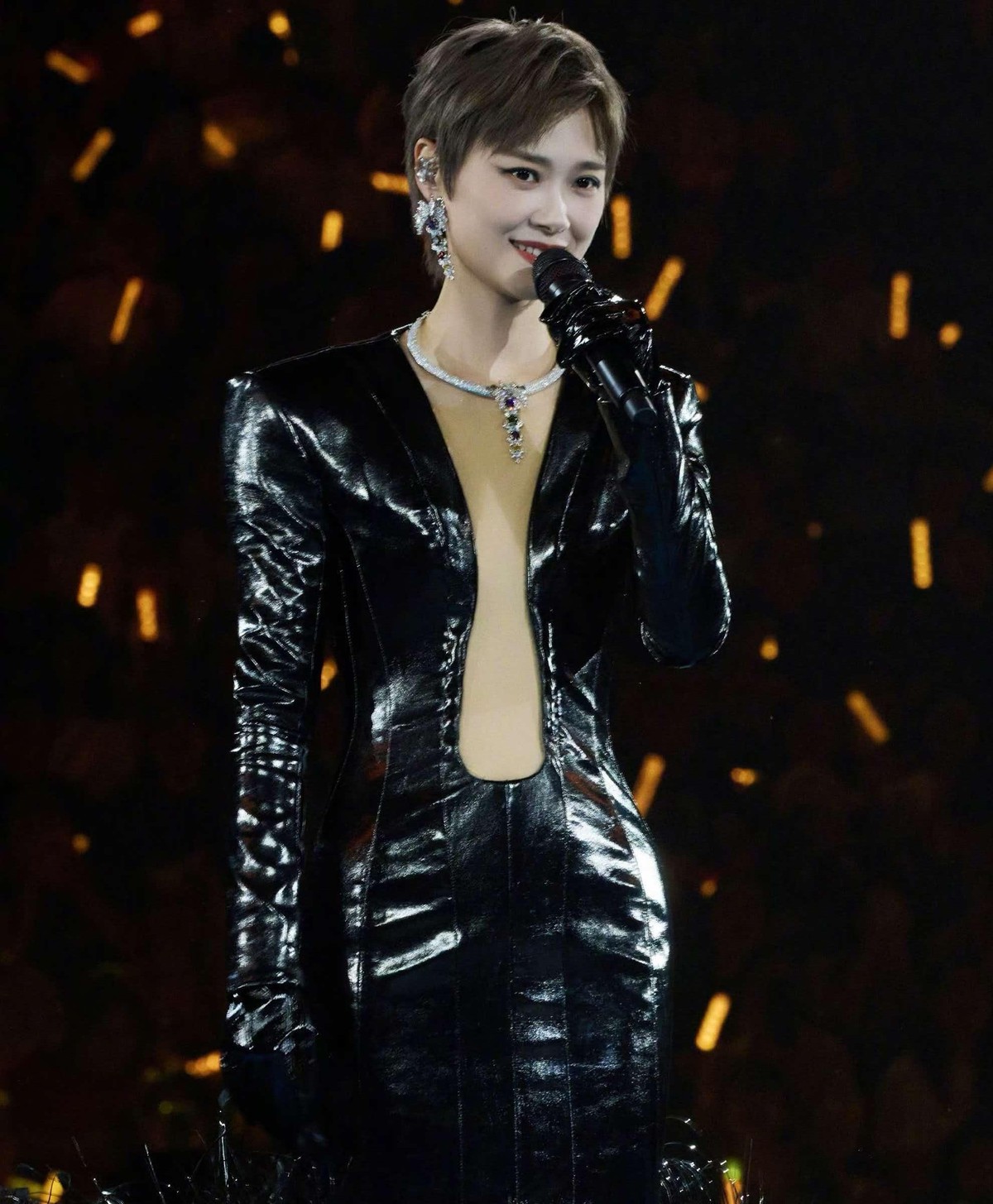 终于知道明星开演唱会为啥老被吐槽了。李宇春北京场那套造型，黑色亮面裙明明挺帅，胸前却硬加一大片肤色打底，远看真像把衣服穿反了，观众席一片懵。
春春的实力没得说，嗓音稳、气场强，老老实实唱歌就能赢麻。偏偏在服装上用力过猛，反倒让音乐本身失了焦，这波属实有点可惜。
实力派不需要靠奇装异服博眼球，好好唱歌