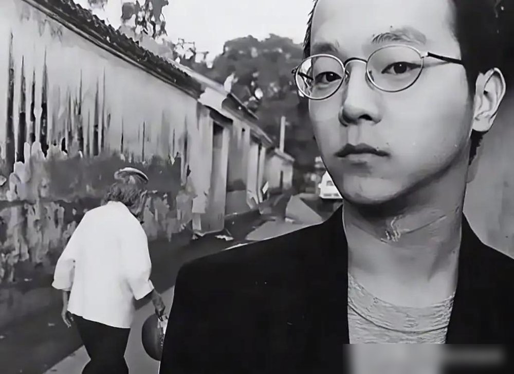 当年窦唯带高原上访谈，亲口说这才是爱人，王菲还在家里等他。那年高原二十出头，被架上“第三者”的靶子，全国骂声一片。
她没解释，也没躲。就是跟着窦唯，住胡同，吃路边摊，穿几十块的背心。记者堵门，她就低头走，手里攥着给他买的烟。
后来窦唯走了，骂名她一个人扛了半辈子。没人问过她当年怕不怕。
如今再