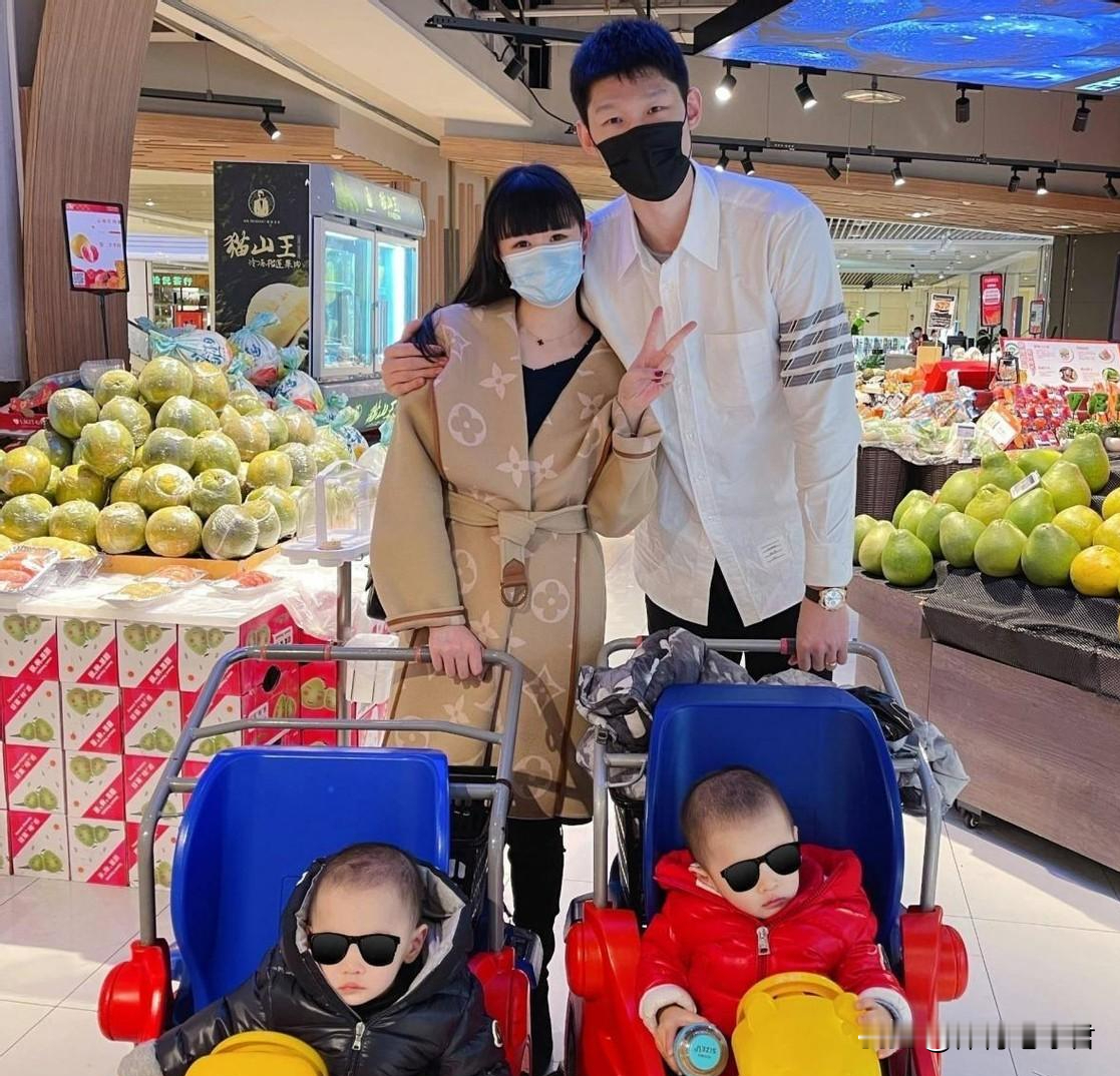 胡金秋夫妻情深！ 浙江广厦男篮夺冠后，胡金秋在球场上失声痛哭，其夫人王...