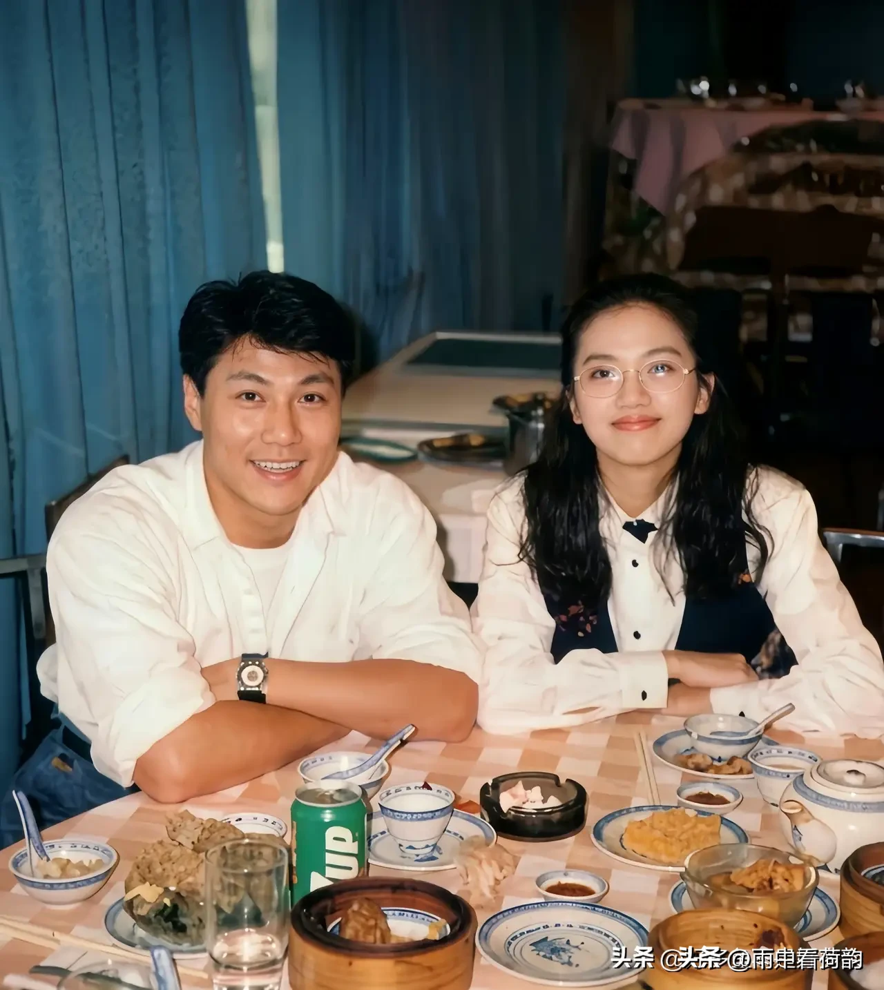 1991年，梅艳芳和男友林国斌一起在餐厅吃饭，留下了这样一张温馨的合影。

那一年，梅艳芳28岁，正是风华正茂的时候。照片里的她漂亮大方，笑容自然，看起来特别有气质。

身旁的林国斌当时31岁，也是年轻帅气。两个人坐在一起，一个漂亮，一个英俊，怎么看都觉得挺般配，妥妥的“郎才女貌”。

那个时候的他