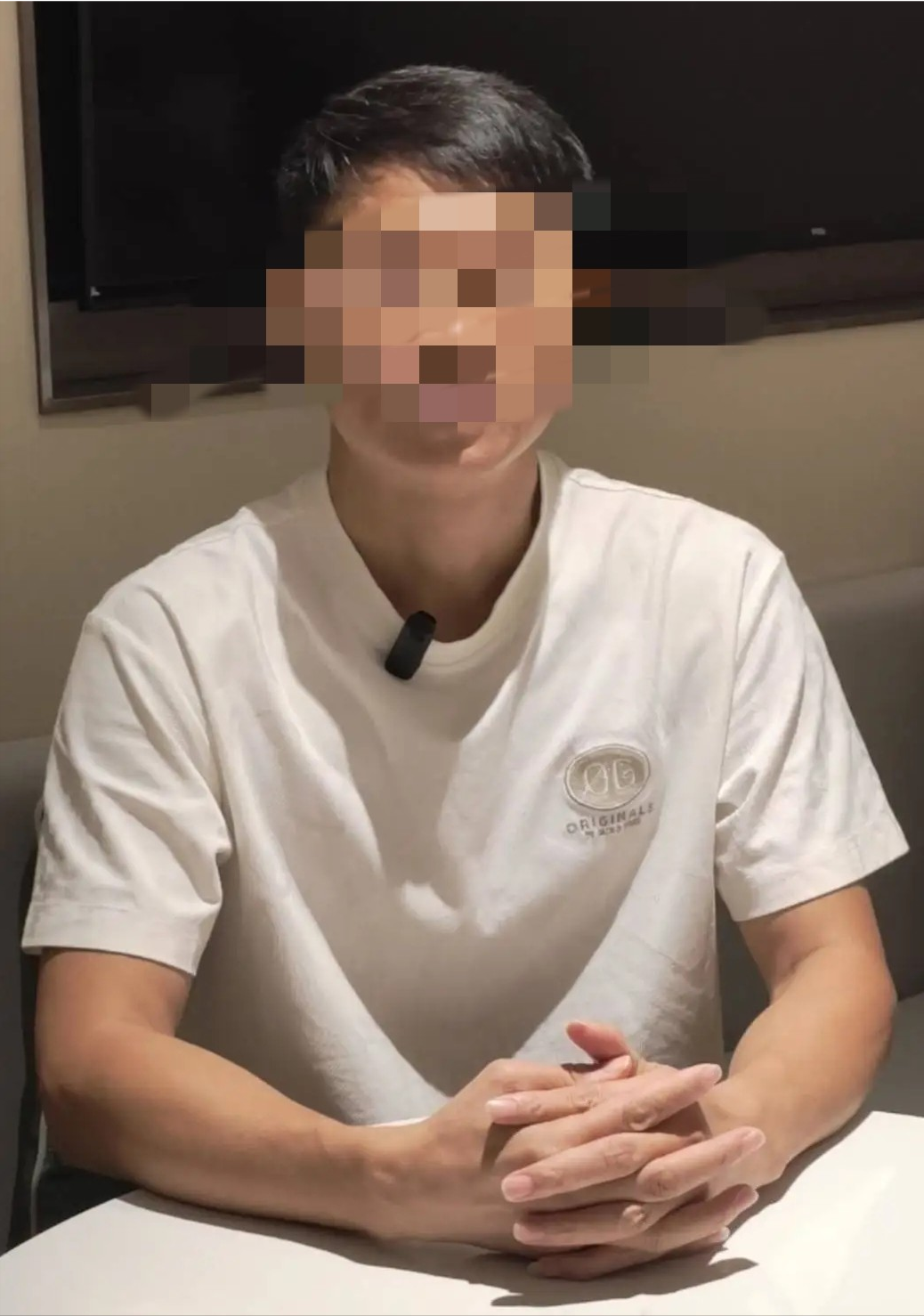 深圳商人万先生高兴了20多年，直到儿女成年才发现双双不是亲生。更让他崩溃的是，妻子不仅悄悄掏空了卡里1400多万积蓄，还恶人先告状起诉离婚，对孩子身世闭口不提，直接将他逼入绝境。
 
（信源：安徽商报——男子称儿女均非亲生,且妻子婚内转移了1400万元财产并提起离婚诉讼...）
 
华南沿海的繁华都