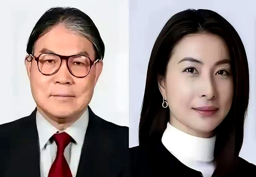 79岁的百亿富豪霍震霆，去儿子霍启刚家蹭顿周末便饭，进门第一件事居然是掏出手机，老老实实扔进玄关的藤编篮子里，跟几岁小孙女的平板电脑挤在一块
 

这可是执掌霍英东集团的百亿大佬，平日里行程排得满满当当。可在儿媳郭晶晶立的家规面前，半点特权都没有，饭桌上摆的也就是一盘家常清蒸鱼，吃完饭几个孩子照样得