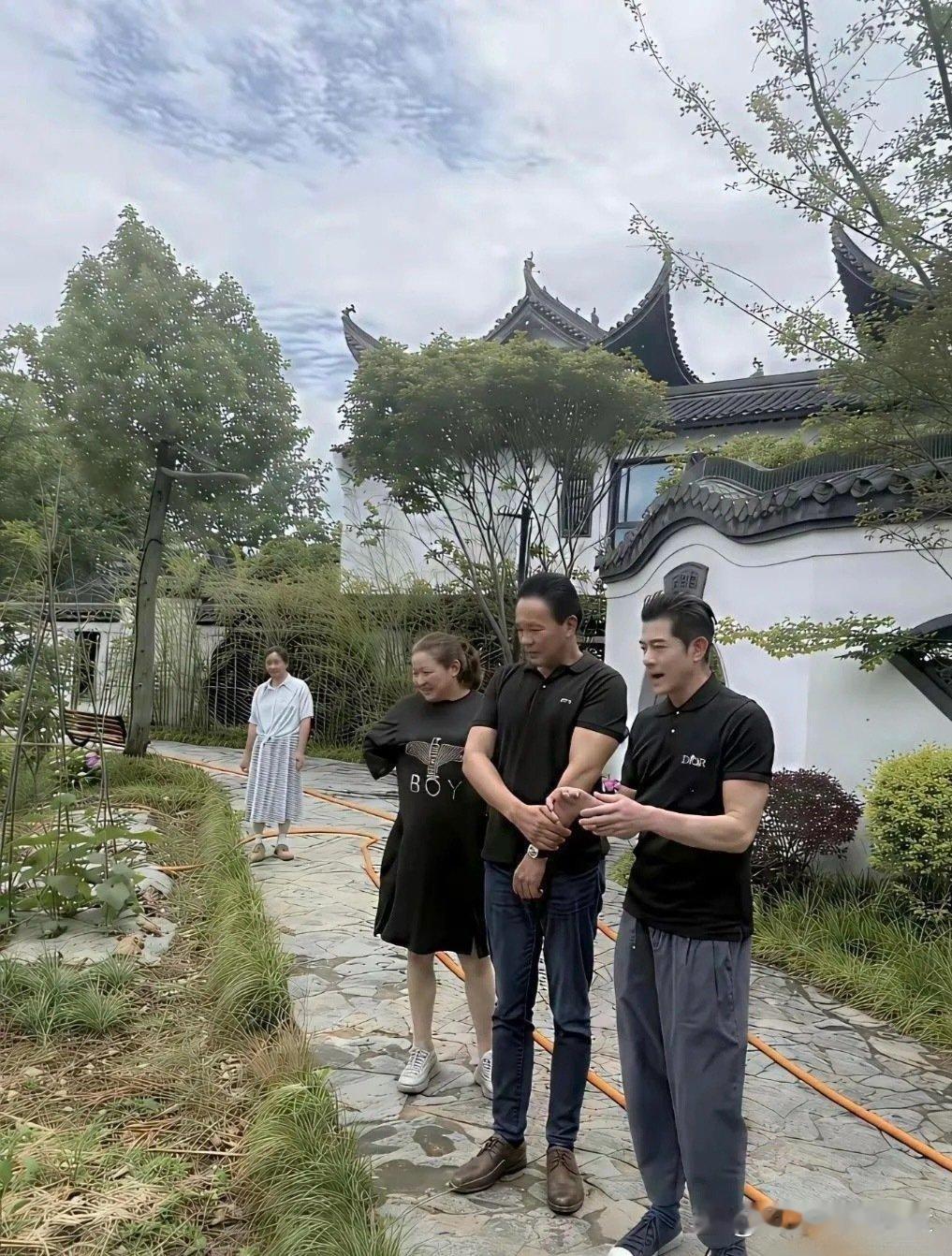 一直以为方媛家世普通，没想到她的舅舅这么有钱，方媛每次带郭富城回家都是住在她舅舅这里。 ​