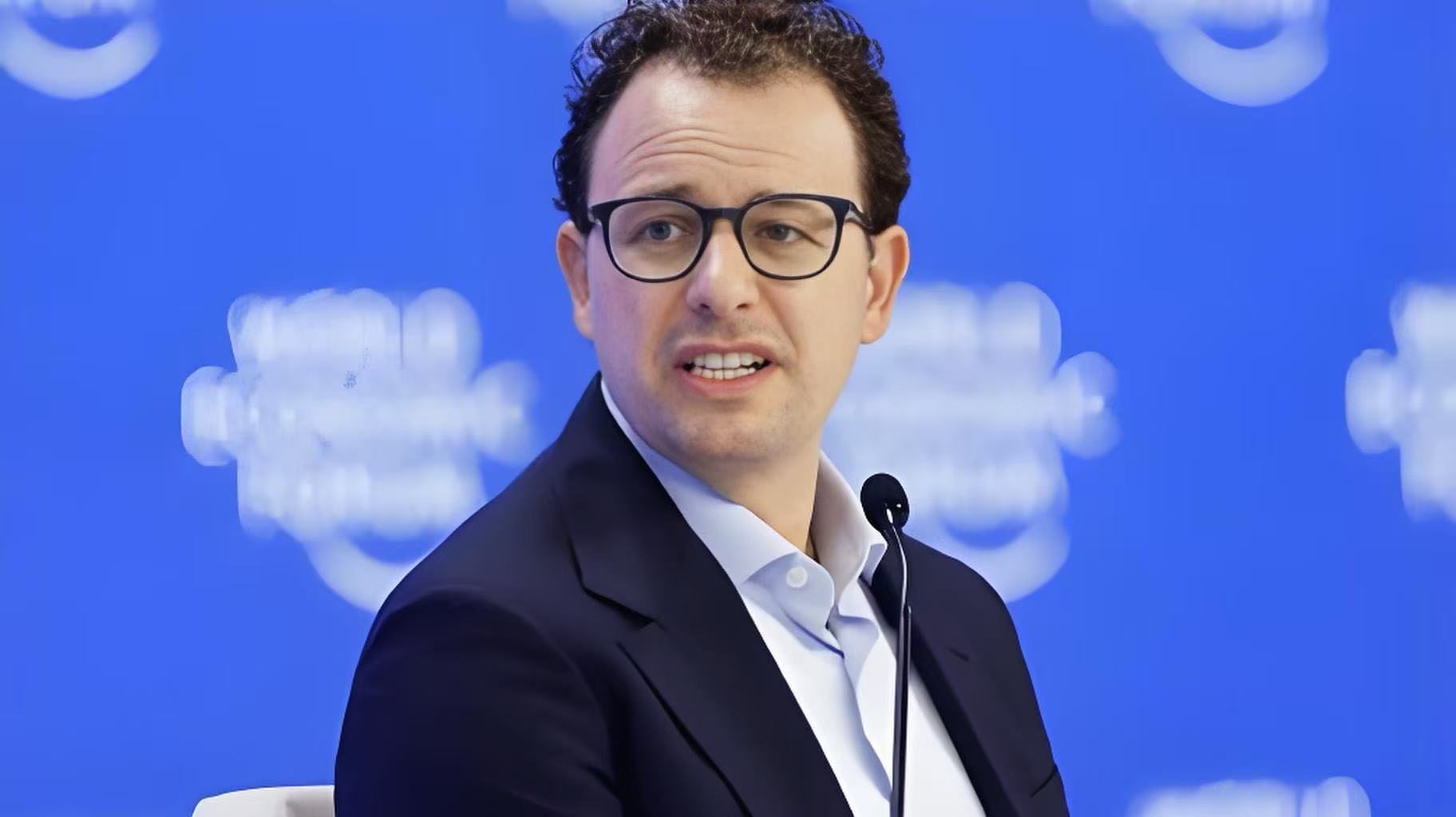 让人细思极恐！
美国头部人工智能公司Anthropic的CEO 达里奥·阿莫代伊，刚刚发出警告： AI 可能在 1-5 年内淘汰约 50% 的初级白领工作。
达里奥在福克斯新闻节目中直言，企业私下把 AI 视为降本减员工具，初级白领岗位比如律师、顾问、金融专业人士等，很快会被 AI 系统取代，白领工