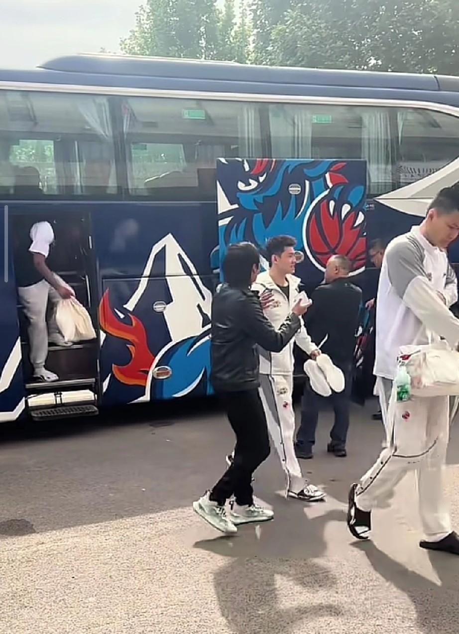 1-1-1赛制下一场定生死的压力，与辽宁男篮内线人员短缺形成尖锐矛盾...