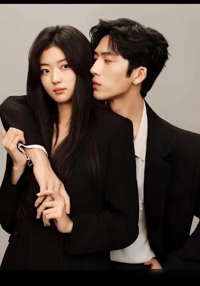 井柏然连扑两部，第三部却直接干到热度破万，还上了Netflix。
《归路》《钢铁森林》扑得无声无息，问题全出在女主身上，一个像木头，一个像路人。观众一眼看穿，强凑的CP根本嗑不动。
到了《早春晴朗》，搭档一换，化学反应直接炸。他演广告总监栾念，那股子又冷又苏的劲儿全出来了，热度破万不意外。
说
