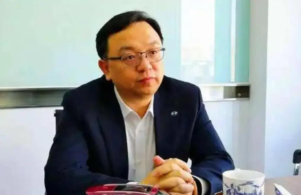 王传福高中时回家要生活费，嫂子张秀菊翻箱倒柜，把破木箱、旧棉袄口袋、针线笸箩摸了个遍，摊在手心里的钢镚加在一起，连一块钱都不到。 
 
那时候王传福刚考上县里的高中，住校要吃饭，每周的生活费压在哥嫂肩上。他十三岁没了父亲，十五岁又没了母亲，五个姐姐先后出嫁，妹妹寄养在亲戚家，家里只剩下刚成年的哥哥王