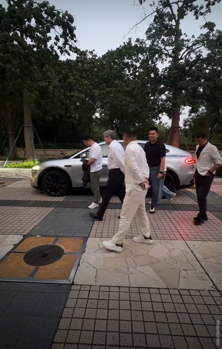 智界这是要争着当鸿蒙智行的“太子”了吗？这不，9月17日，有博主在深圳坂田基地偶遇了余承东陪着来访的奇瑞老总尹同跃以及智界团队。余总状态不错，在有说有笑地介绍改款的智界R7。 

刚刚传出问界汽车从华为手中接过经营主导权，奇瑞老总就亲自带着智界团队赶赴深圳了，这事看着就不简单。如今智界V9销量喜人，