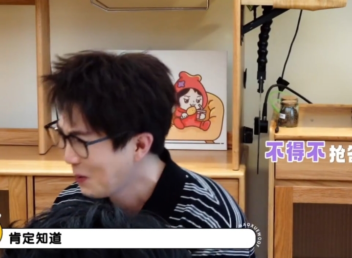 李雪琴：我真的很好奇，人真的不知道自己长得好看吗？毛不易：肯定知道，不可能不知道。

刘昊然：现在给你翻出我们附中的同学照片，我一定不是长的最好看的，我们班长得好看的人很多。

人长得好不好看，自己还真不一定知道。

可能那些长得巨好看的一定知道，因为周围人都会夸他（她），而且因为好看会得到一些优待