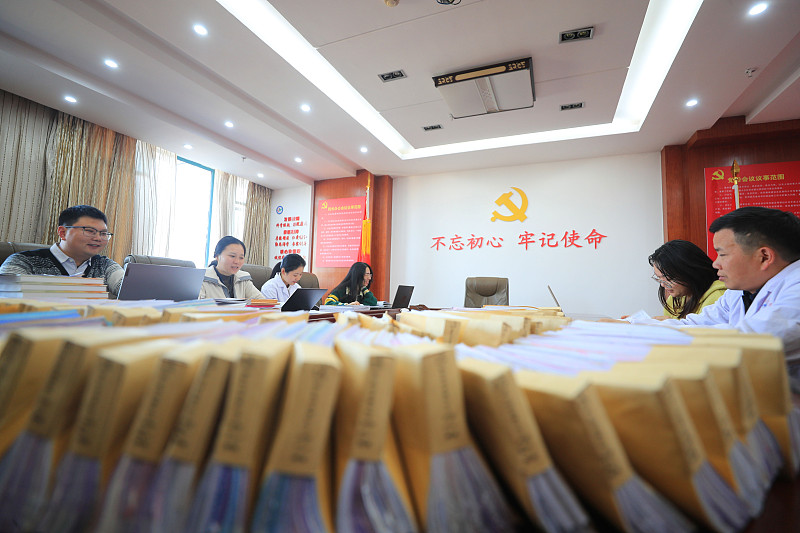 卫健委发声：整治错误婚育观！毁掉年轻人的，从来不是婚姻本身
 
近日，卫健委明确提出：要主动引导、坚决抵制不正确婚育观，培育积极健康的新型婚育文化。消息一出迅速刷屏，也让无数人重新思考：当代年轻人恐婚恐育，到底卡在了哪里？
 
很多人误以为，整治婚育观是干涉个人选择。其实恰恰相反，官方真正抵制的，是