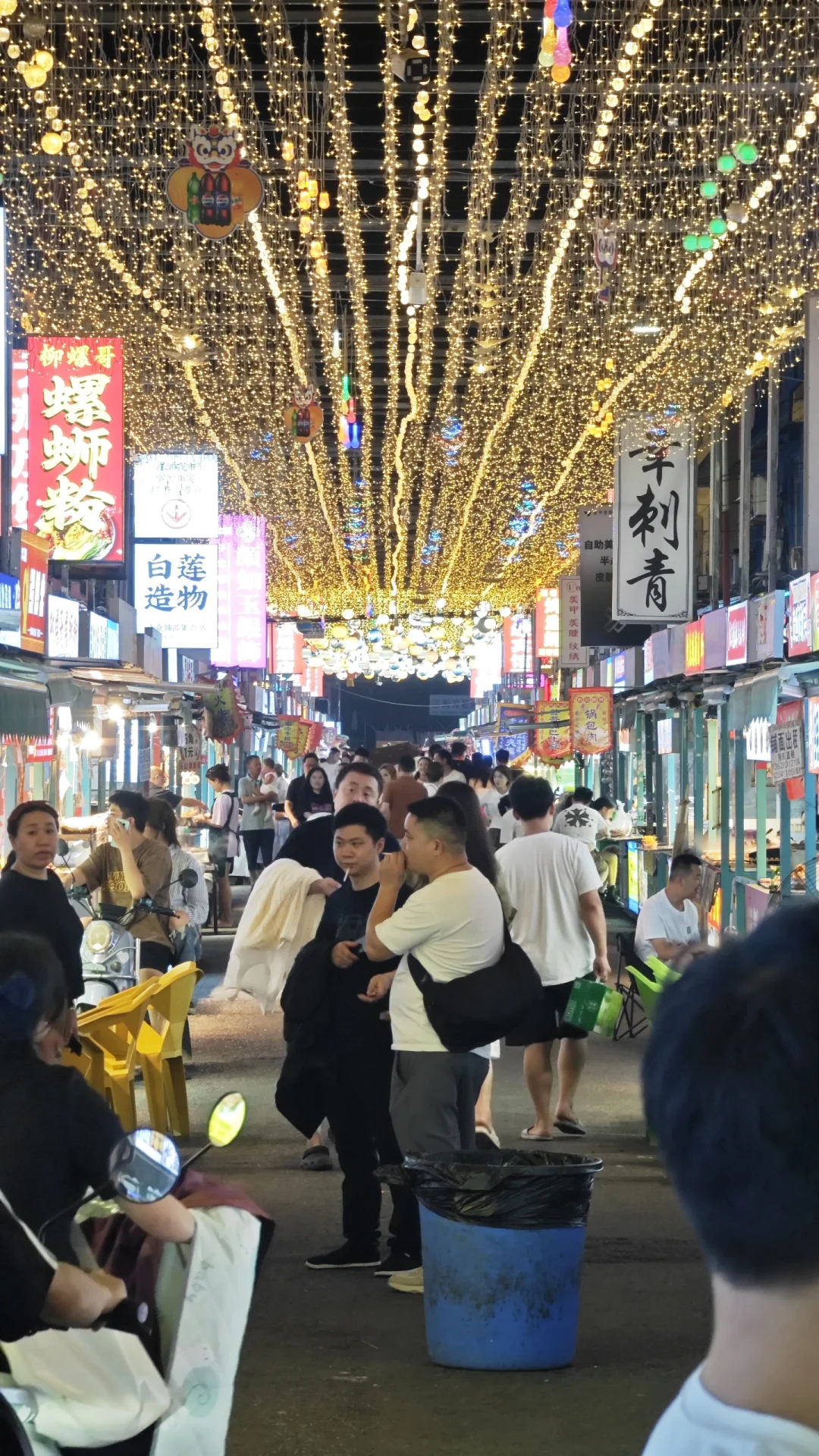 好热闹的夜市！