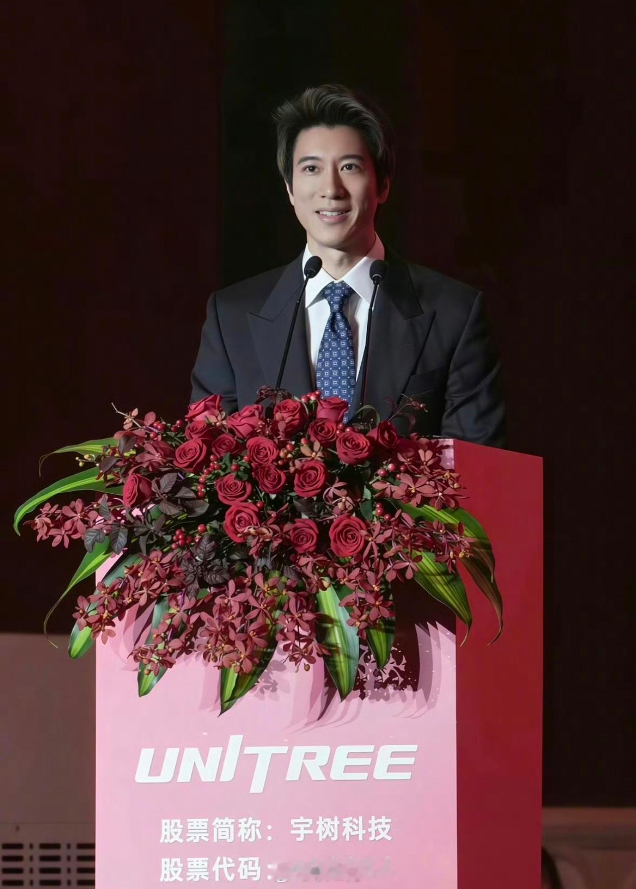王力宏在演讲里分享了一个很有意思的观察：机器人单独跳舞时零失误，但观众反而会出戏，因为“太完美了”。反而人和机器人穿插表演时，产生了奇妙的化学反应。

这其实触及了一个更深层的问题——我们到底需要什么样的机器人？ 是精确到毫秒的“完美工具”，还是能跟人类产生情感共鸣的“合作伙伴”？ ​