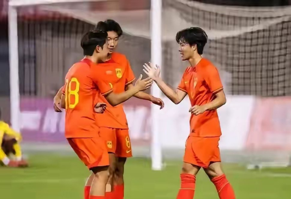 #U16国少2比1阿曼取两连胜#刚刷完U16国足2-1赢阿曼的全场回放，说真的几个事实摆在眼前，想不承认都不行。
这届U16的小孩真的踢得够硬，首轮2-0零封卡塔尔，这次对着休整过的阿曼，上半场就靠刘凯源的点球、彭显宸的头球砸出2-0优势，门将江宇涵好几次极限扑救看得人攥紧拳头。
最离谱的就是第60多分钟 ​