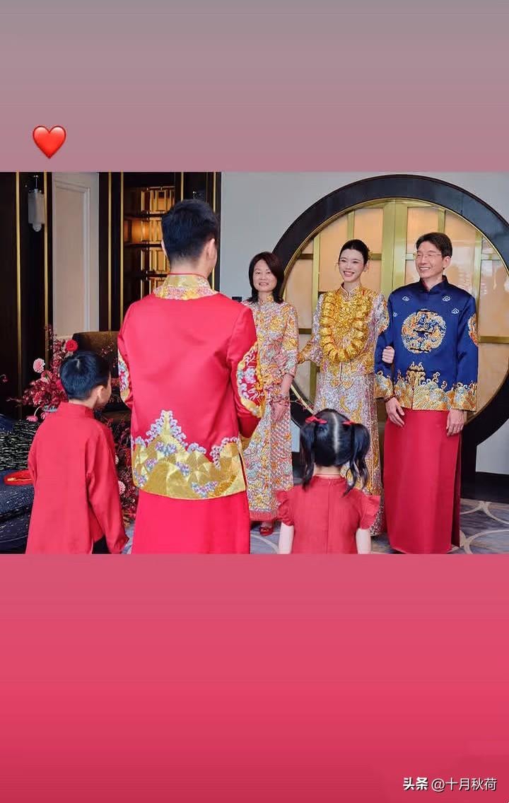 奚梦瑶更新
原来有钱人家的龙凤褂都金光闪闪，何猷君的衣服好娇俏。
不得不说，四太对奚梦瑶是真的好，面子上面都是给足她的，奚梦瑶也是嫁的很好了。
奚梦瑶她妈妈也好高啊！

这组中式敬茶照片一放出，瞬间刷屏。奚梦瑶这件手工龙凤褂布满金银刺绣，最吸睛的就是脖子、手腕挂满整整22只实心龙凤镯，金灿灿的一大圈