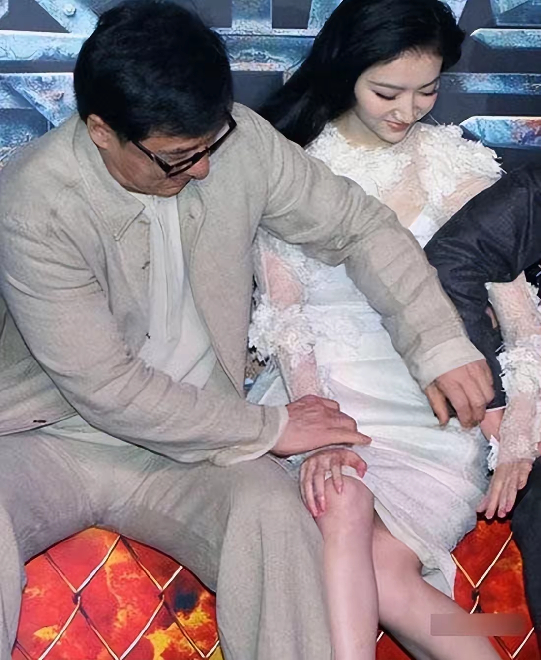 镜头抓拍的瞬间，这种互动合适吗？

成龙早年在圈内人缘是出了名的好。
出席活动经常和女星亲密互动。
镜头抓拍下的名场面，每次都是热度拉满。
有的贴面拥抱，有的贴心帮忙整理裙摆。
发布会和景甜同坐，动作引发不少热议。
有人说是前辈照顾后辈，有人觉得分寸感不足。
娱乐圈的交际方式，向来容易产生不同解读