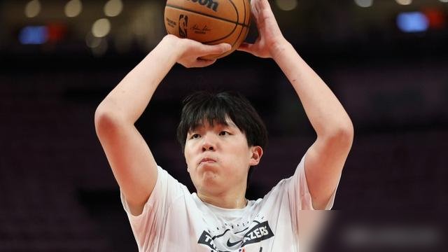 21分钟，8中6，砍13分4板4助2断，0犯规。杨瀚森这场把伦敦雄狮的内线当成了训练桩。
开拓者赢59分，他在场时净胜19分。主教练直接点名：传球视野、终结手感、防守拼劲，进攻枢纽。莫兰特也放话，让他放手发挥创造力。
官方赢球海报，他站了上去。第三中锋的位子，基本抢到手了。
可问题是，罗威还在