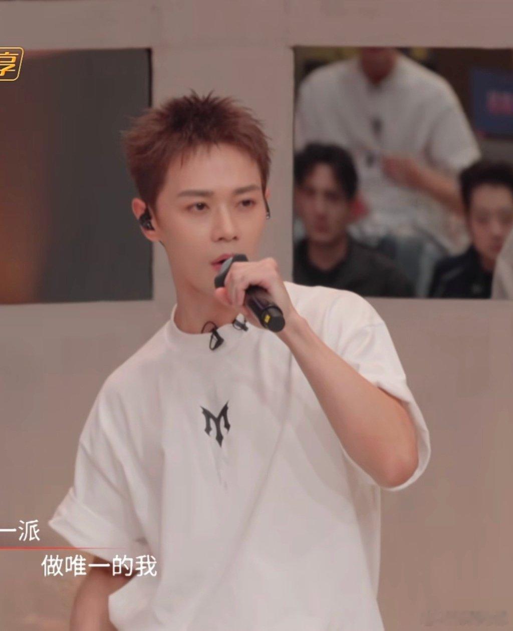#曹骏[超话]# 骏哥超有料，几天不见又年轻了[污]现在像高中生了耶，真的年龄逆生长了么[打call][打call][打call][打call]太帅了 ​