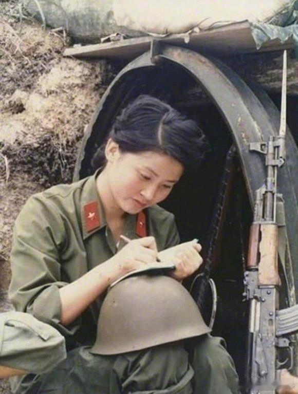 一名在前线的解放军女兵 
比现在的娱乐明星美了不知道多少倍 
每天一个赞，送给中国军人！ ​​​