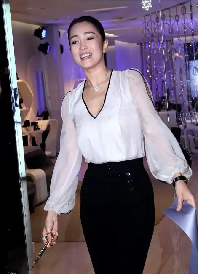 当年张艺谋始终不愿与巩俐步入婚姻，外界诸多猜测众说纷纭，并非嫌弃巩俐各方面条件不足。向太一语道破关键，巩俐骨子里有着不服输、敢掀桌子的刚烈性子，她是张艺谋镜头里无可替代的天赐缪斯。

拍完《摇啊摇，摇到外婆桥》最后一个镜头，巩俐没打招呼就走了。张艺谋在监视器前坐了很久，副导演来问要不要补个特写，他摆