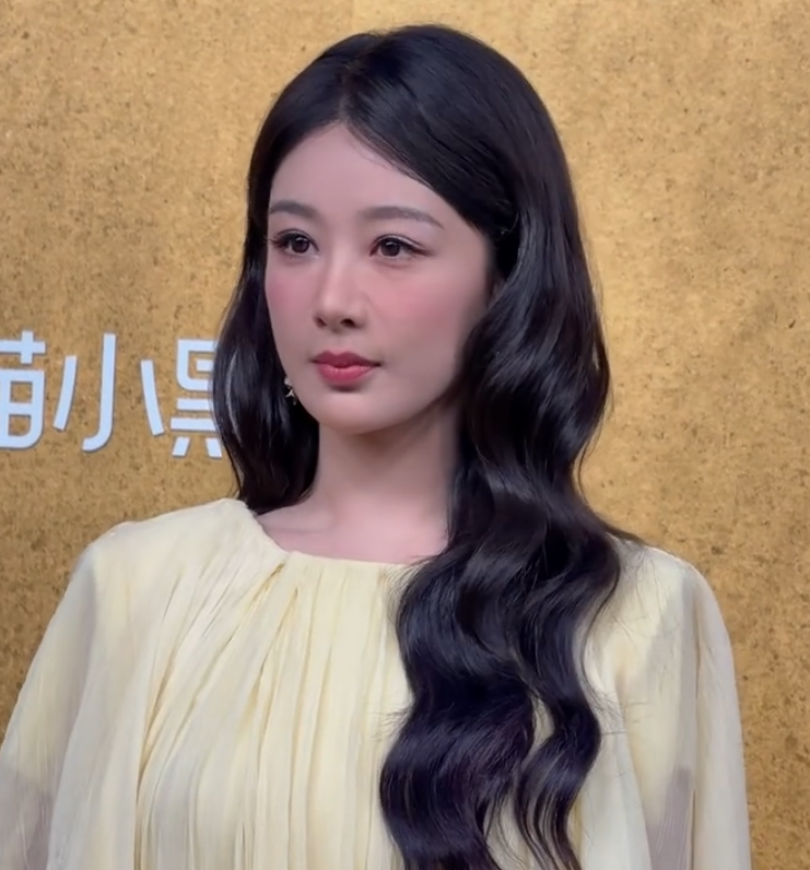 杨紫vogue红毯生图，看这造型还好，怎么每次都被说土。
这身明黄色纱裙，搭配长卷发，看着温柔又大气。
直播画面也挺上镜的，状态也很好，毕竟人家靠的是作品说话，有底气。
