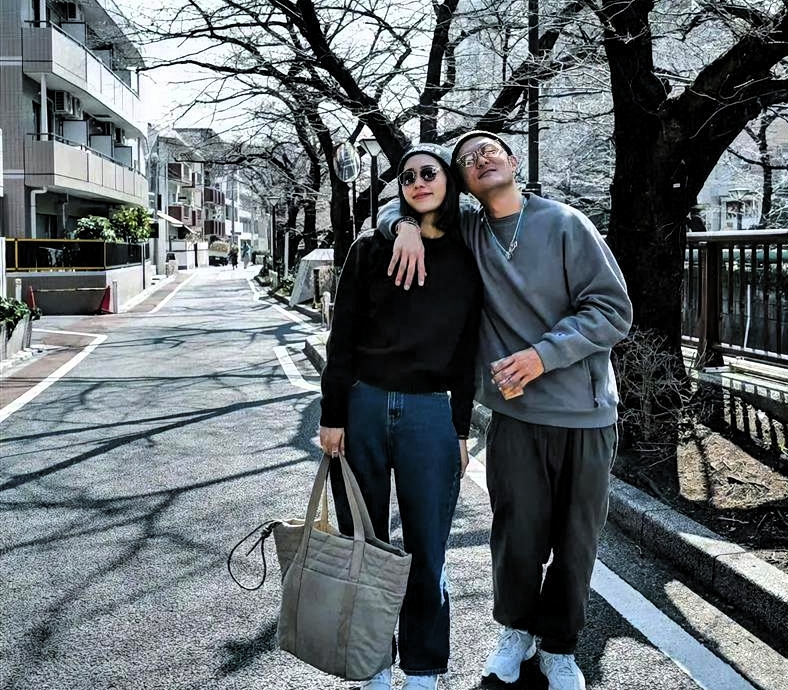 离婚了还一起探班，余文乐王棠云怎么回事？
余文乐和王棠云离婚三个月了。台媒拍到的画面是：两人吃完烤肉，各开各的车，一前一后进了同一个地下车库。

那是他们离婚前住的那套房。

不光这样。10月初王棠云还带着两个孩子，加上余文乐他妈，一块去长沙探班。余文乐发了照片，配文写“家人陪伴工作”，还开玩笑说前