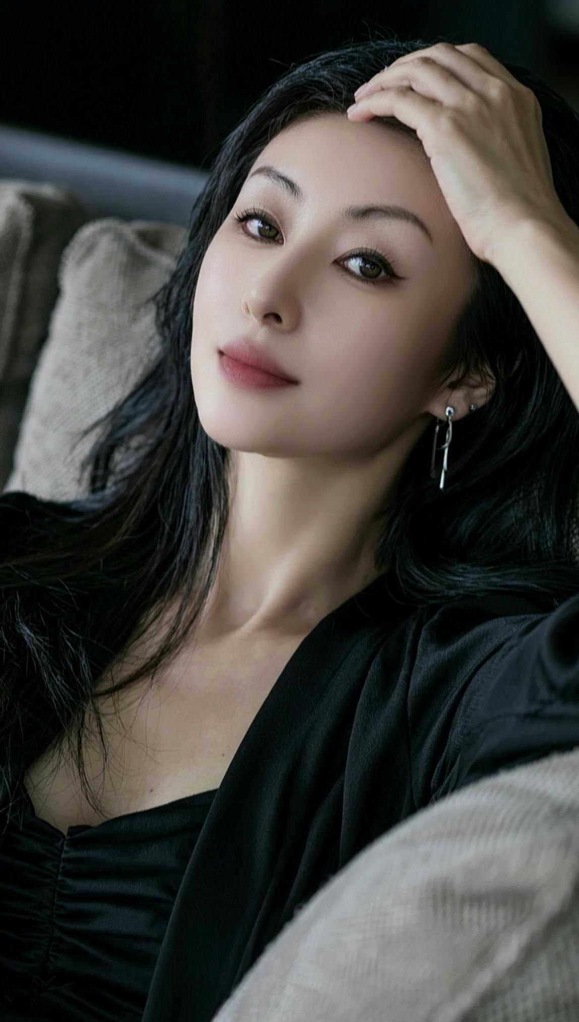 <p>AI黑系慵懒写真  ai创作 <!--{img:0}--></p...