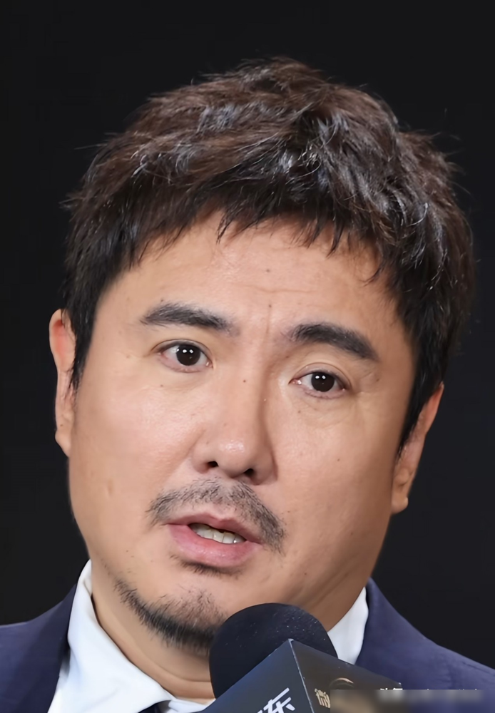 沈腾被仨人架着塞进车里，脚都软成面条了，愣是没忘把帽子口罩捂严实。
18号晚上那顿，说是给新片21亿票房庆功。视频里他整个人挂在朋友身上，半扶半挪出的餐厅门，评论区全在笑抬年猪。可粉丝急得不行，翻出他之前脖子膝盖一身的毛病，说想看您演到八十，不是喝到断片。
为啥非喝成这样？明眼人一句话点破：东北