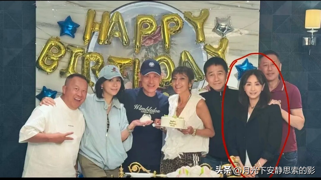 刘嘉玲给好友庆生！
梁朝伟和张学友难得同框。不过呢，现场没瞧见张学友妻子的影子，估计是她性格低调，不太爱参加这种社交场合。

网友还发现，58岁的吴婉芳也来参加聚会了，状态看着还挺年轻。她当年拿过港选季军，结婚之后就很少在荧幕上露面了，最近因为儿子婚礼才又出现在大家视线里。她和张学友是干兄妹，以前还