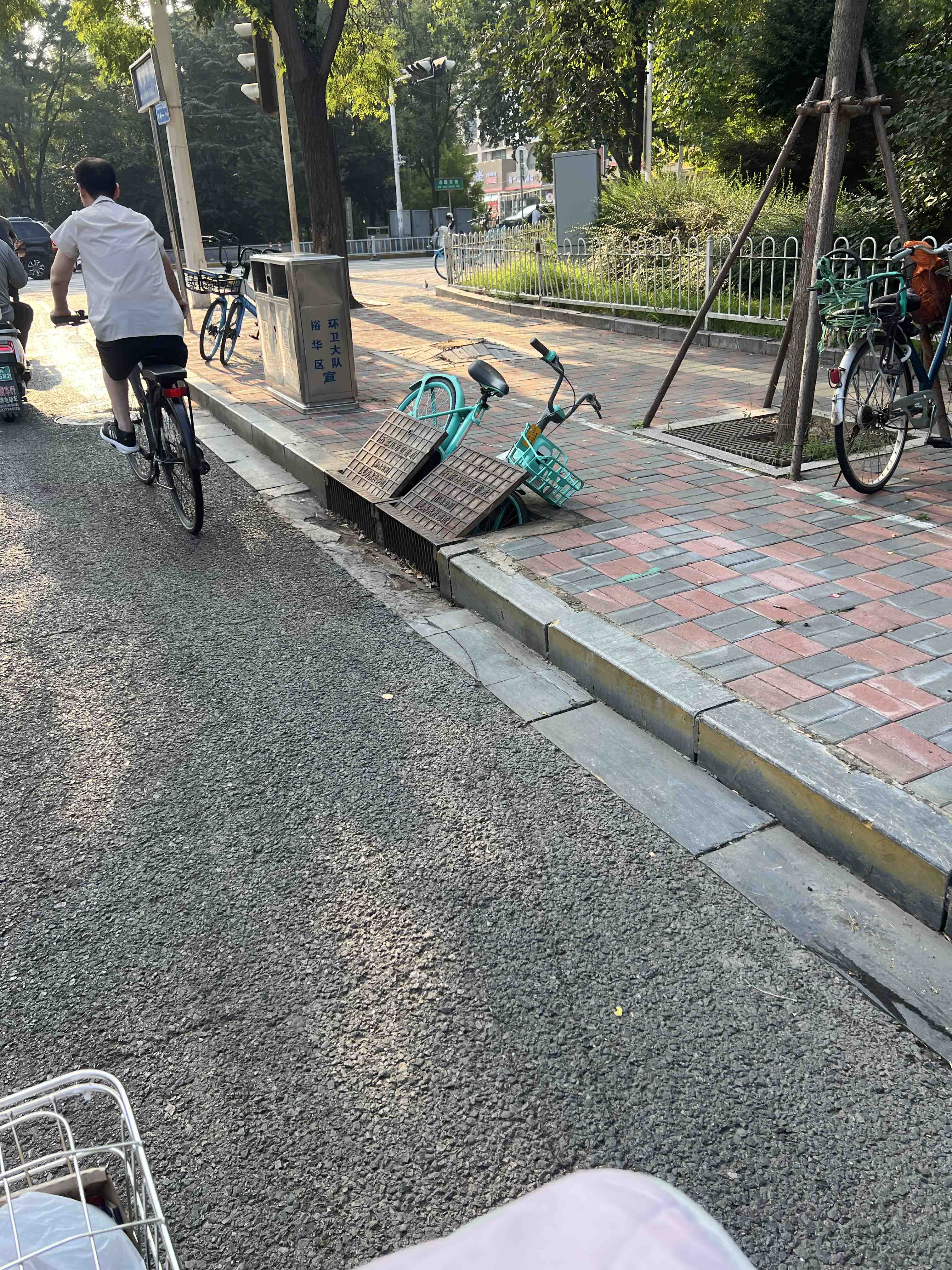 我想共享单车的作用远不止于骑行，暴雨来前的市政排涝预防措施！