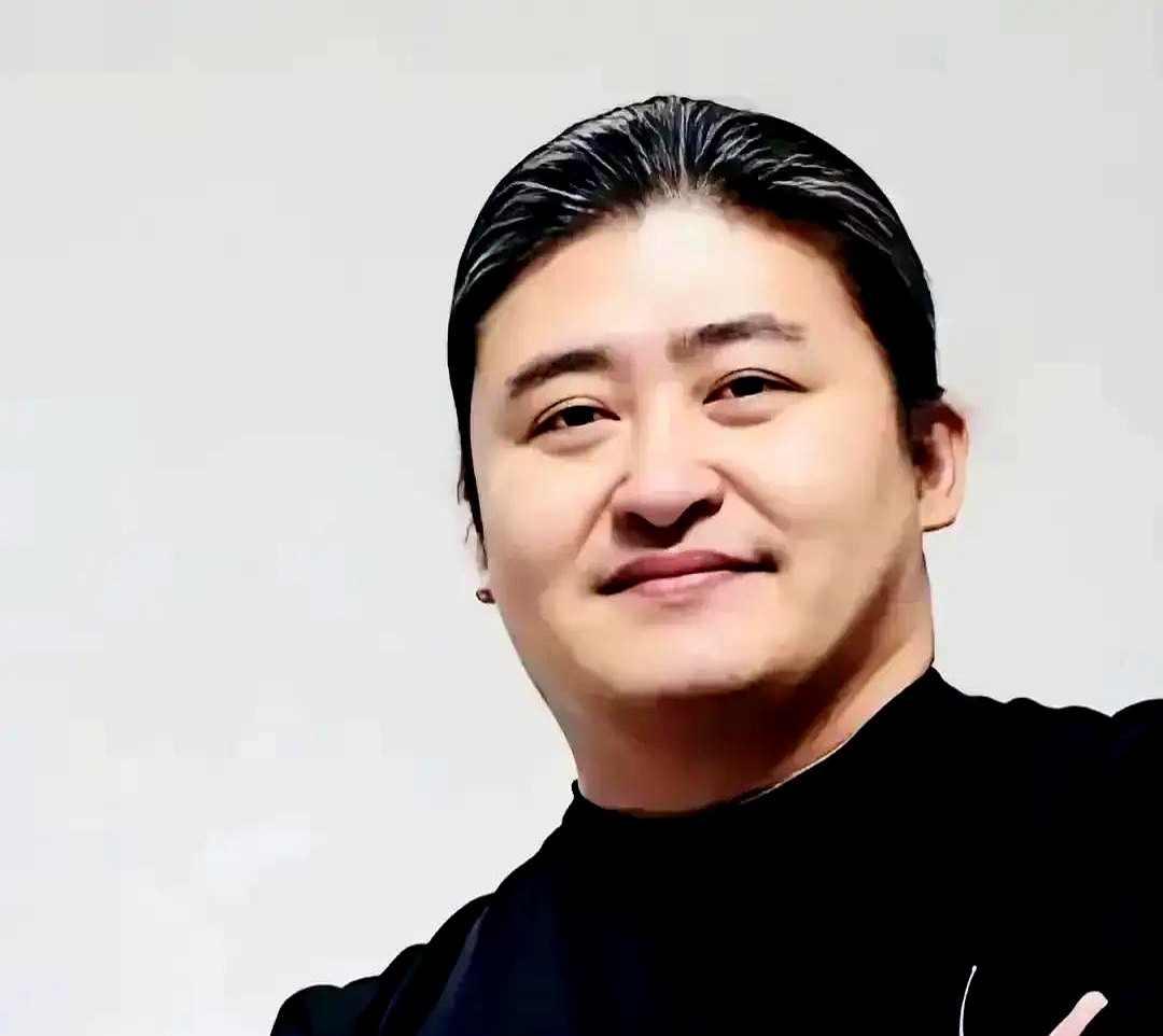 当年郑晓龙挑华妃，根本没看上蒋欣，给她的角色是曹贵人，嫌她太文气，压根不够跋扈。

换别人可能就认了。27岁的蒋欣偏不，被拒了就追着导演要机会，连争三次，硬要来一段试戏。换上戏服试了三分钟训斥甄嬛的戏，当场把郑晓龙吓了一跳，直接拍板换她演。后来发布会上，导演当众给她打了90分。

戏里华妃靠的是年家