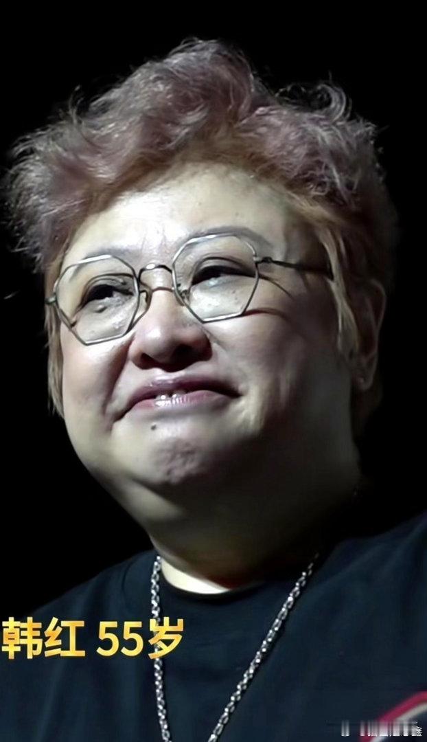 老辈人说过，人心能装，面相难藏。看韩红就知道，五官早把性格人生写脸上。
不笑时嘴角微垂，是直爽性子，藏不住话，不爱凑趣，眼里容不下杂事。
牙缝偏大，老话讲漏财，她确实没存钱的习惯，赚的大多投进慈善，见着难处就想搭把手。
法令纹左右不对称，容易招闲话，常被流言围着转。
但鼻头圆润下巴厚 ​