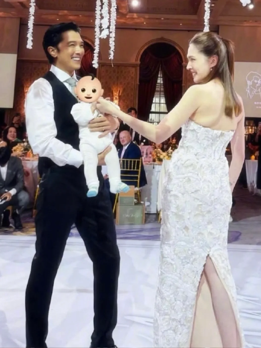 许玮甯邱泽婚礼内场图，两人的宝宝也在！