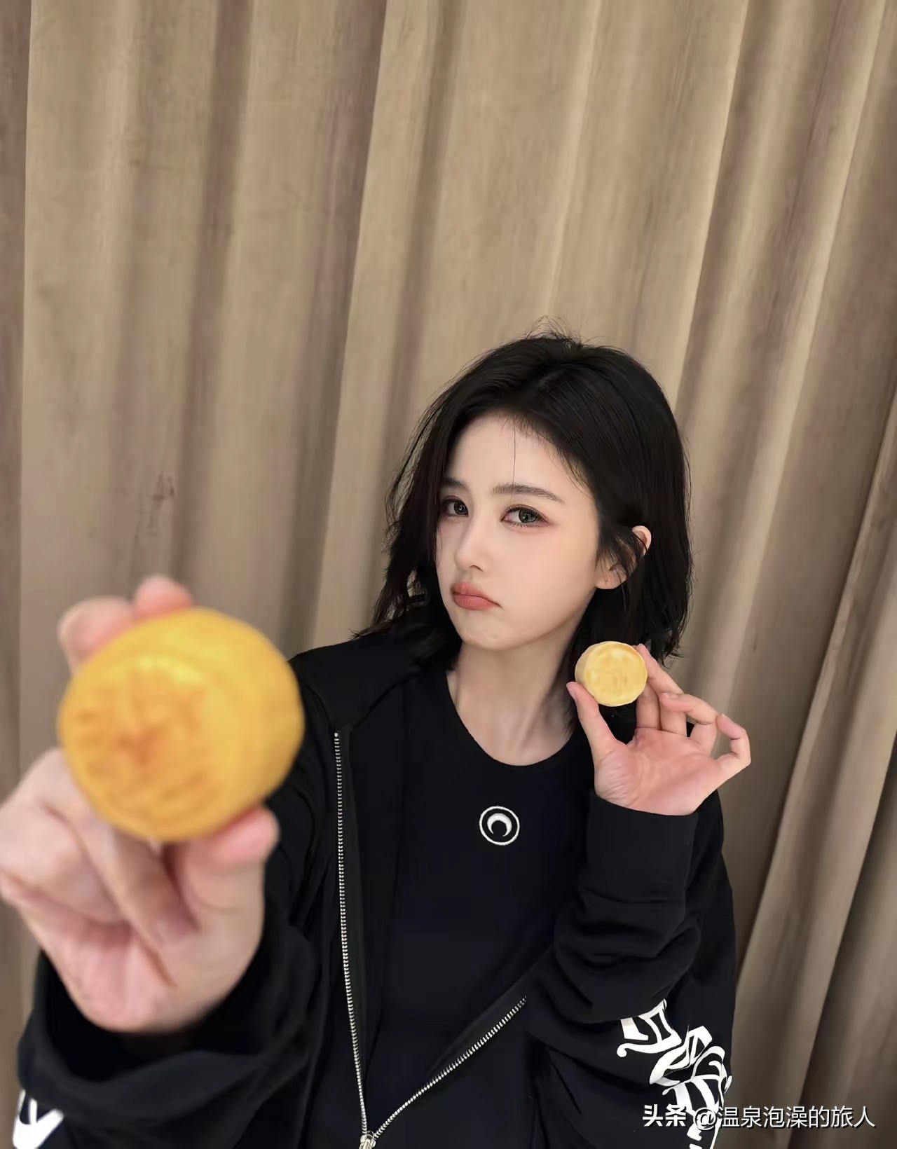 中秋不少女星晒出月饼礼盒，唐嫣、迪丽热巴、田曦薇、陈都灵、刘些宁、白鹿、周洁琼、章若楠的图各有美感，但昨天出圈，被大家直呼是最美“公主”的，是邓恩熙。
 
不同于其他人华丽精致的大片感，邓恩熙的照片自带清新灵动的少女氛围，柔和的光影衬得眉眼干净，清甜又不失贵气，把童话里公主的松弛感演绎