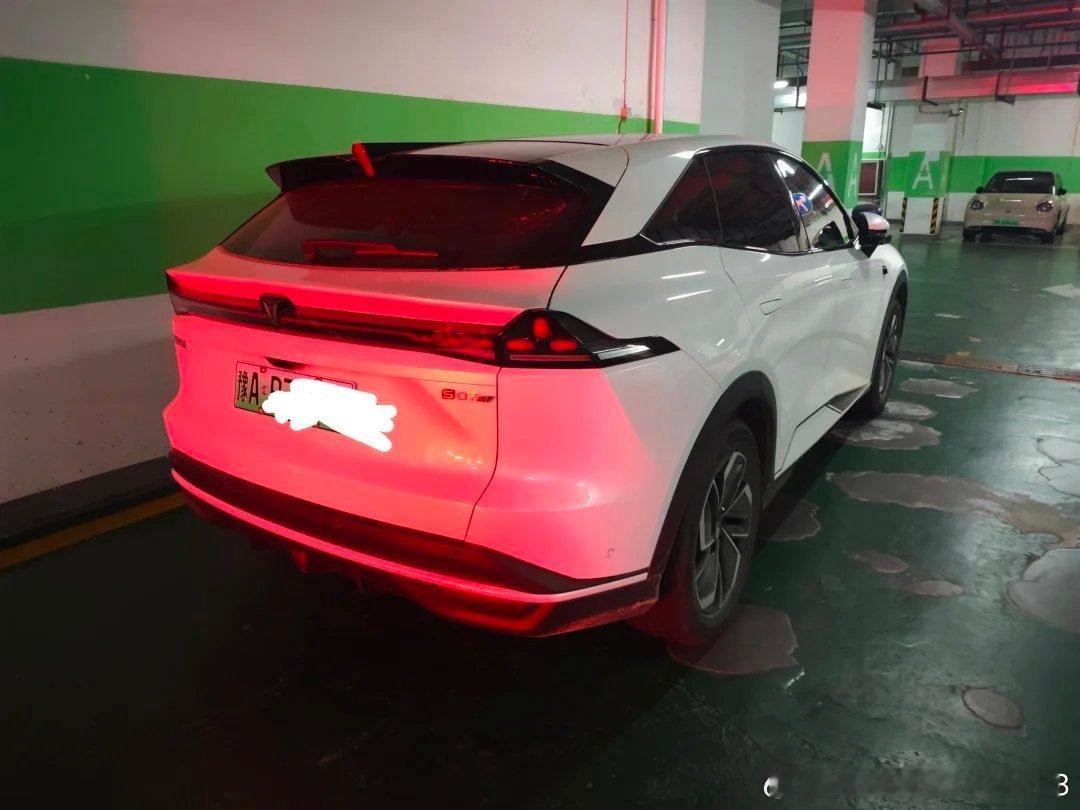 深蓝S07提车日记
🚗 深蓝S07提车啦！纠结大半年终于落地
15万左右的预算，前前后后看了好几台车。小鹏L03交车时间太久等不了，宋和海狮06EV内饰确实差点意思，本来打算去试驾L07的，结果一进展厅接被S07吸引了。
外观是真好看，坐进去更舒服，内饰质感比之前看的那几台好太多，座椅包裹感很强，非常 ​