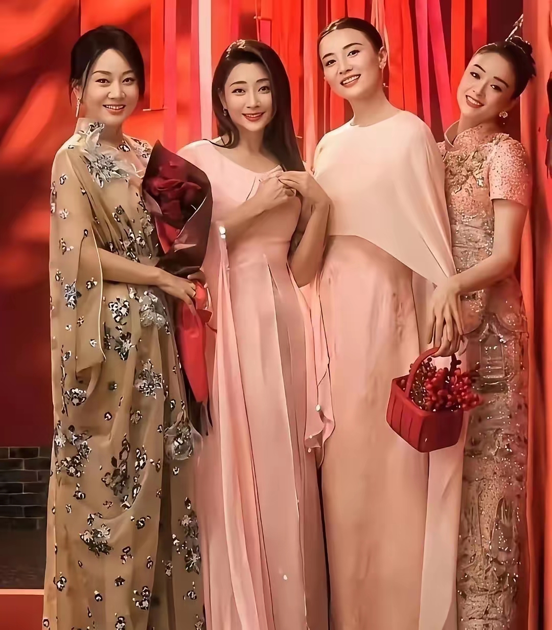 这是2025蛇年春晚歌曲《假如》的后台/定妆合照，四位实力派女演员：闫妮、殷桃、宋佳、蒋欣同台，很多网友都在讨论这张图。
蒋欣本身骨架偏大，平时看着很有存在感。但这张合影她站在角落，身形收着，对比旁边三位，脸看起来小巧，身形也显瘦。
 
- 殷桃：精致明艳，骨相优越；
- 宋佳：飒爽大气，气场很强；