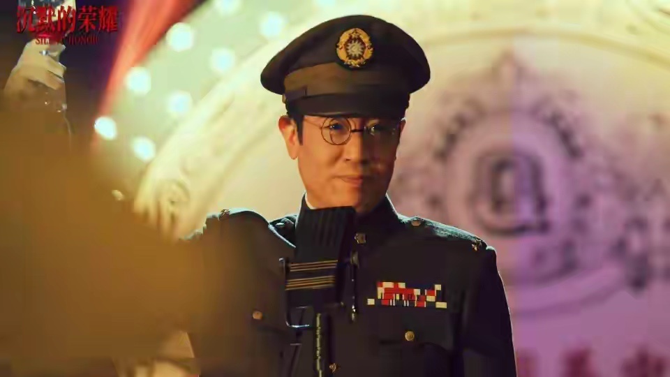 第33届金鹰奖明晚即将揭晓，网上却已经流传出两版完全冲突的获奖名单！组委会辟谣，网传榜单全部都是网友猜测，最终结果现场拆封才见分晓。
本届金鹰奖改革力度很大，取消金鹰女神，调整投票权重，专业评审占比提升，奖项回归演技本身。视帝之争聚焦胡歌《生命树》vs于和伟《沉默的荣耀》，一个大胆突 ​