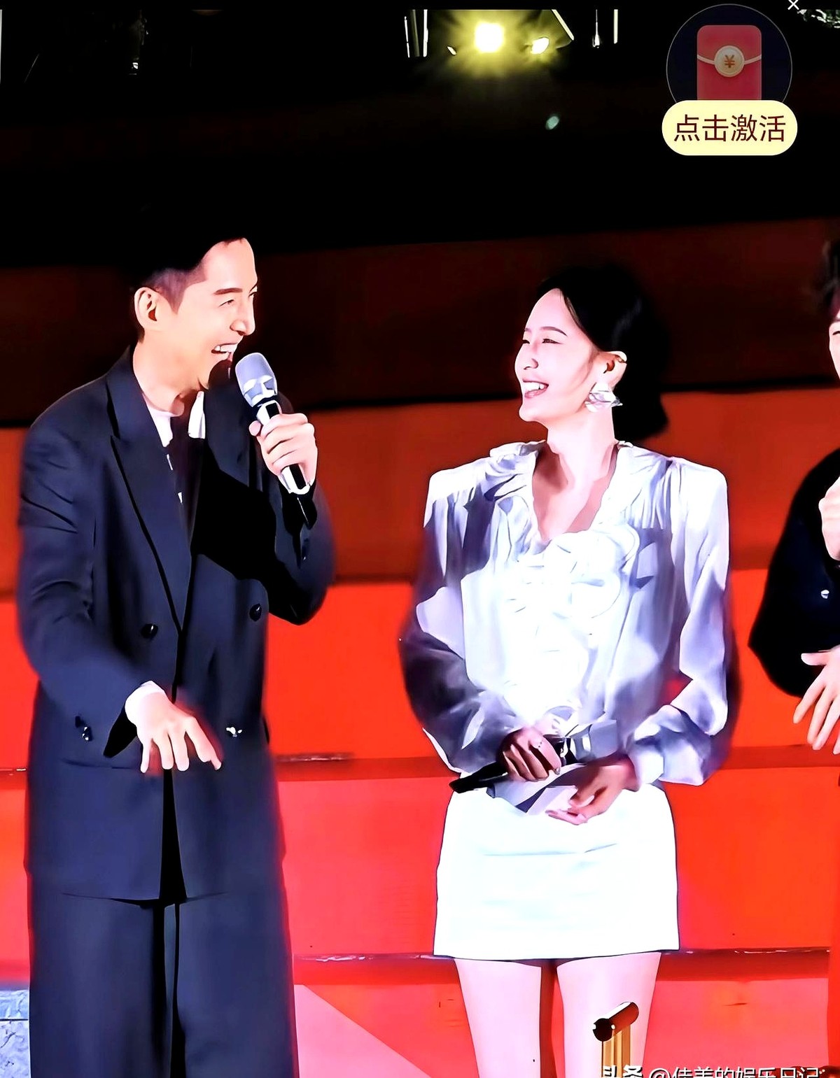 胡歌一拿话筒，台下的笑声差点把顶棚掀翻，旁边的李沁捂着嘴连连带笑。

这场《人间有味》的新剧推介会，硬生生被他俩弄成了脱口秀。胡歌站在台上连串抖机灵，三言两语就把烟火气拉满。

大屏幕一切，李沁披着素色戏服亮相，眼神一抬，温婉劲儿直接溢出屏幕。一个负责抛梗逗乐，一个负责低头接招，一来一回没半点生分。