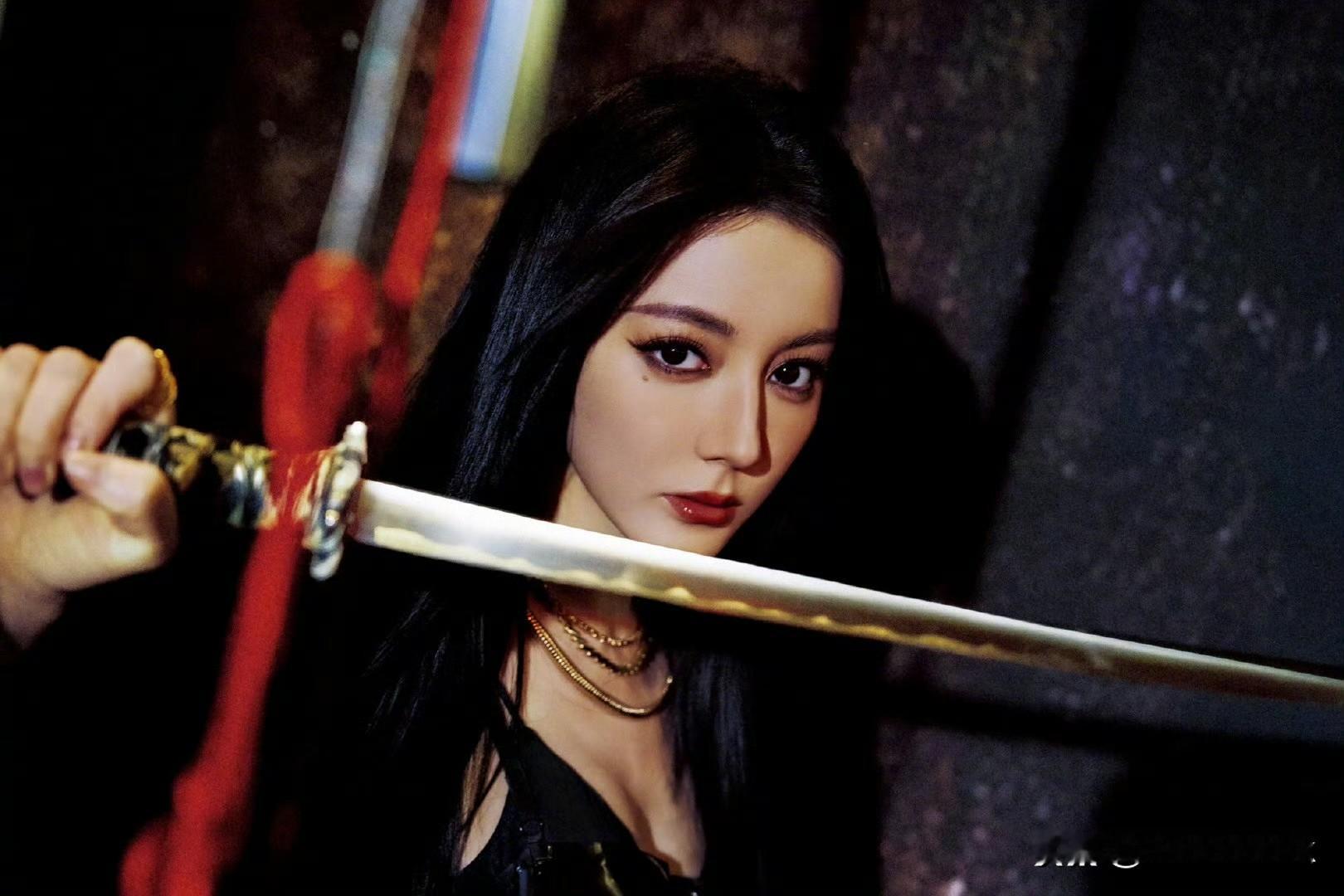 迪丽热巴  新剧宣造型图集，冷御黑色系搭配，手持疯刀出镜，刚柔并济的“聂九罗”。