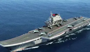 美国媒体曾指出：中国造航母速度很快，但千万不要被中国的表象给骗到，其实中国另有底牌没亮出来！
如果只问中国一年能造多少军舰，很容易把问题看浅。2026年8月真正值得留意的一条消息，甚至与新航母下水无关：首批海军女舰载机飞行员已经进入夜间着舰训练，此前她们已经完成昼间着舰考核。航母最难复制的东西，开始