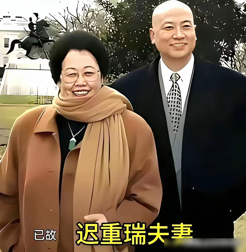 玄彬每次发全家福，都主动要求老婆把孩子脸用贴图遮住。孙艺真在节目里笑着说这事，弹幕直接炸了。
录综艺宣传新剧，聊到家庭日常，她说全家刚去冲绳和美国度假回来。别的明星恨不得天天晒娃上热搜，这位影帝倒好，自己主动要求打码。
再看梁锦松伏明霞，74岁配48岁，带着仨孩子往慈善晚宴上一站。大女儿那长相，