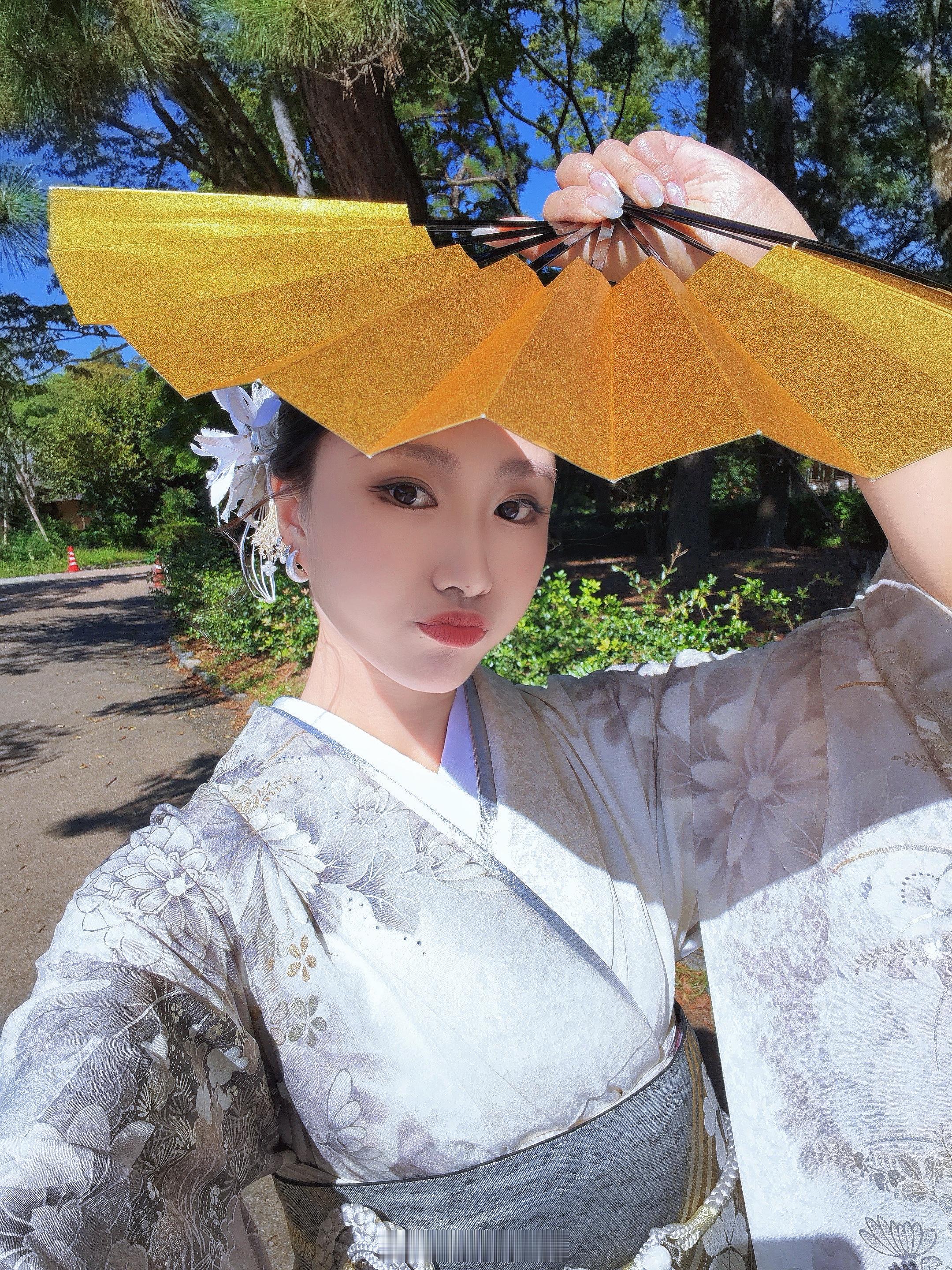 大驾光临小日子！

信仰可以很多元，但搞钱是全人类共识
 
▪️交通：地铁乌丸御池站2号出口 步行5‑8min
▪️社务所时间：10:00‑16:00（买御守一定要卡这个时间）
▪️顶流：福包御守（我是冲着这个去的，但是确实现在没有卖的）
▪️颜值：银杏御守 / 大金守（很漂亮，人手一个）
 
很小的神社，很 ​