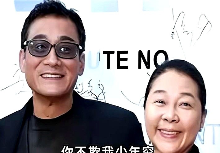记者把话筒怼到梁家辉脸上：你太太现在胖成这样，还配得上你吗？

这位拿了五次金像奖的影帝当场冷脸，扔下一句，配不配是我自己的事，轮不到外人插嘴。转身紧紧攥住身边妻子的手。

很多人不知道，江嘉年是因病吃药才导致身材走样。1987年梁家辉穷得只剩几千块，是她义无反顾下嫁。后来梁家辉被黑帮挟持，也是她单