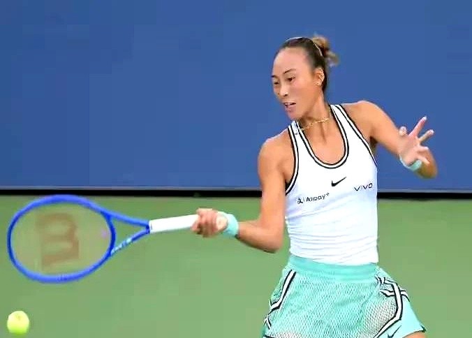 0比5落后，连着两场惊天大逆转，她直接把手里的球拍抡出了火星子。

连续把凯斯和斯瓦泰克斩落马下，郑钦文现在的世界排名硬生生被她拽回了第52位。这股子狠劲，谁能想到她之前差点连拍子都握不住。

右肘碎骨摘除，着急复出让伤情反扑，排名直接掉出百名开外。跌到谷底，她没作声，老老实实做科学康复，直到右臂痛