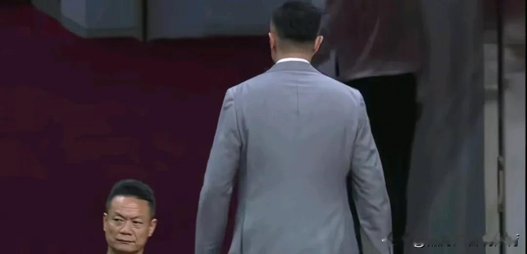 杜指导和米切尔握手后，被郭艾伦点评横着走的，生气了、生气了。   杜锋...