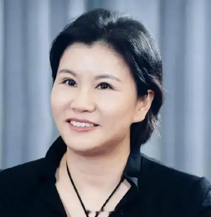 2006 年蓝思给初代 iPhone 做那块玻璃屏时，没人想到这门手艺能用到眼镜上，二十年过去了，周群飞以 1270 亿身家回到中国女首富的位置，靠AI 眼镜、车载显示和 AI 服务器，终端只要还在追更薄、更硬、更耐摔，它就一直有钱赚，在别人追风口的时候，把自己做成了四个风口，真可谓了不起
【 ​